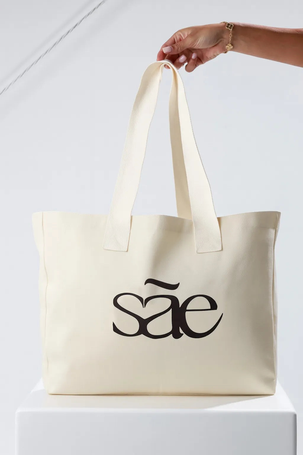 Oversized Sãe canvas tote bag in Oat — minimalist everyday carry bag designed for studio essentials and daily movement.
