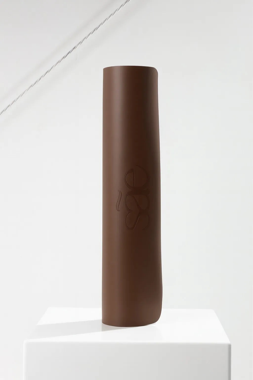 Sãe premium yoga mat in Espresso with soft non-slip grip, designed for grounding and daily yoga or Pilates practice.